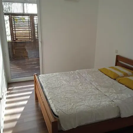 Avec Jardin Apartment *