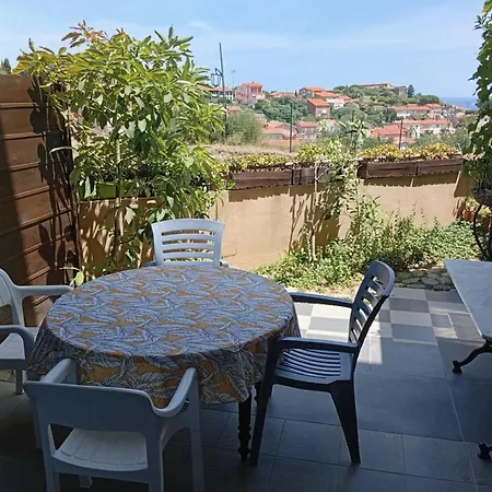Avec Jardin Apartment